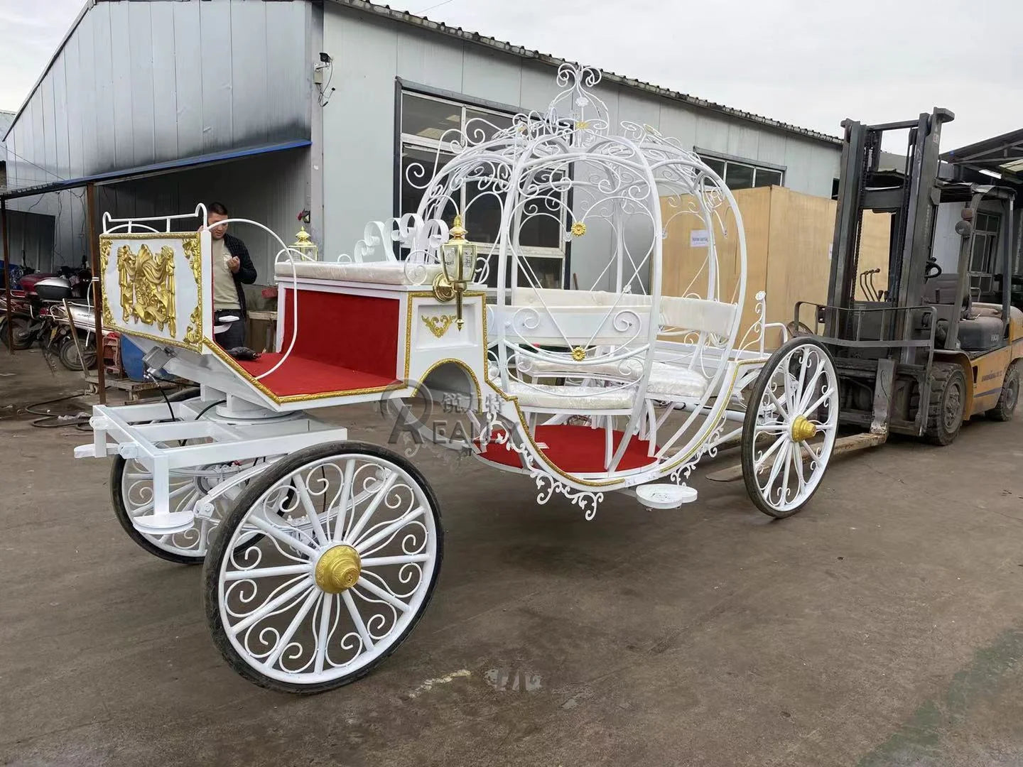 Productos para paseos en parques de atracciones Carruajes de caballos eléctricos en forma de calabaza Carruajes de boda de princesas reales europeas blancas a la venta