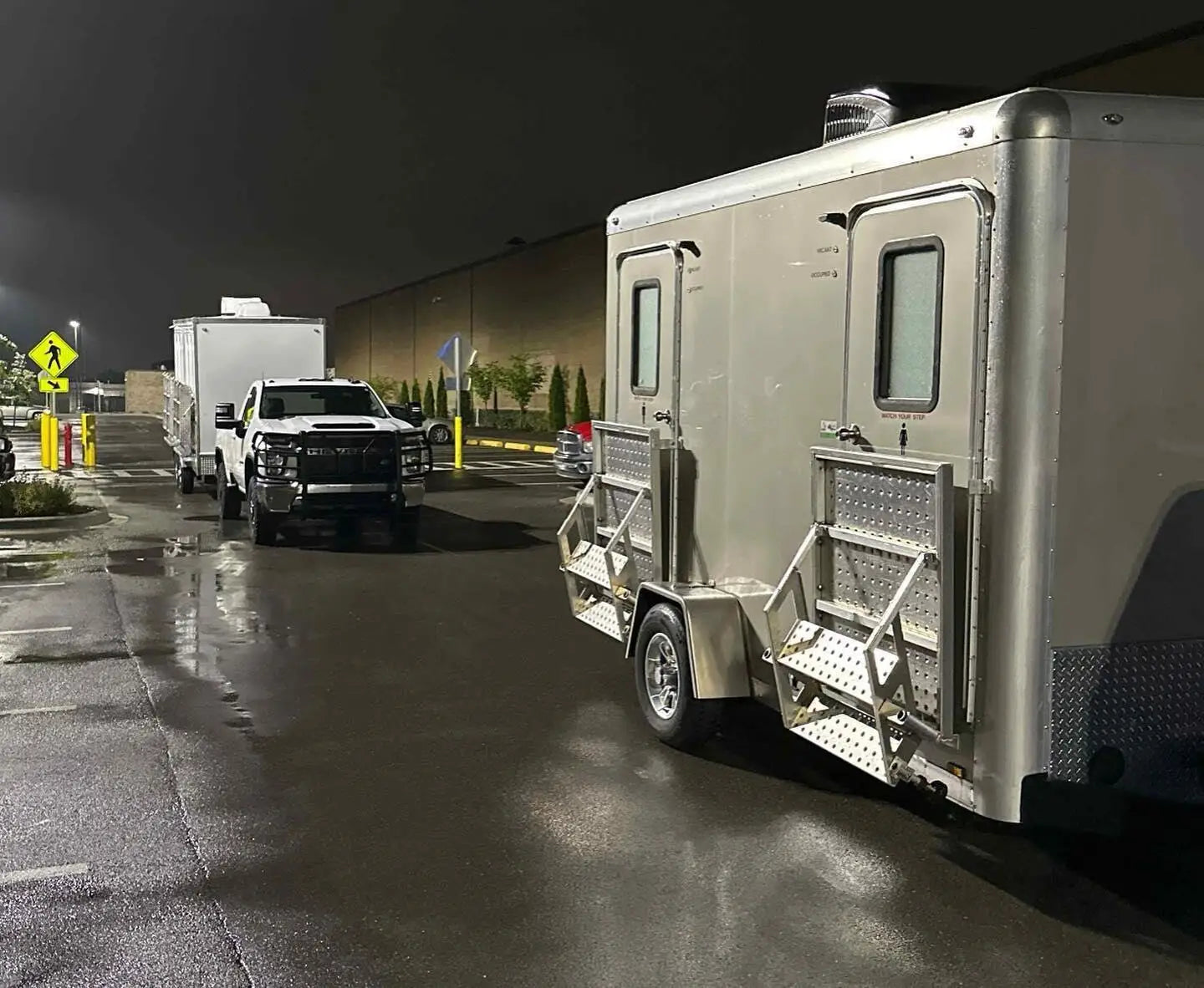 VIP Event Toilet Room Trailer Mobile Luxury Design 2/3/4 Stalls Toilet Seat Water Plumb Container Rest Room On Wheels