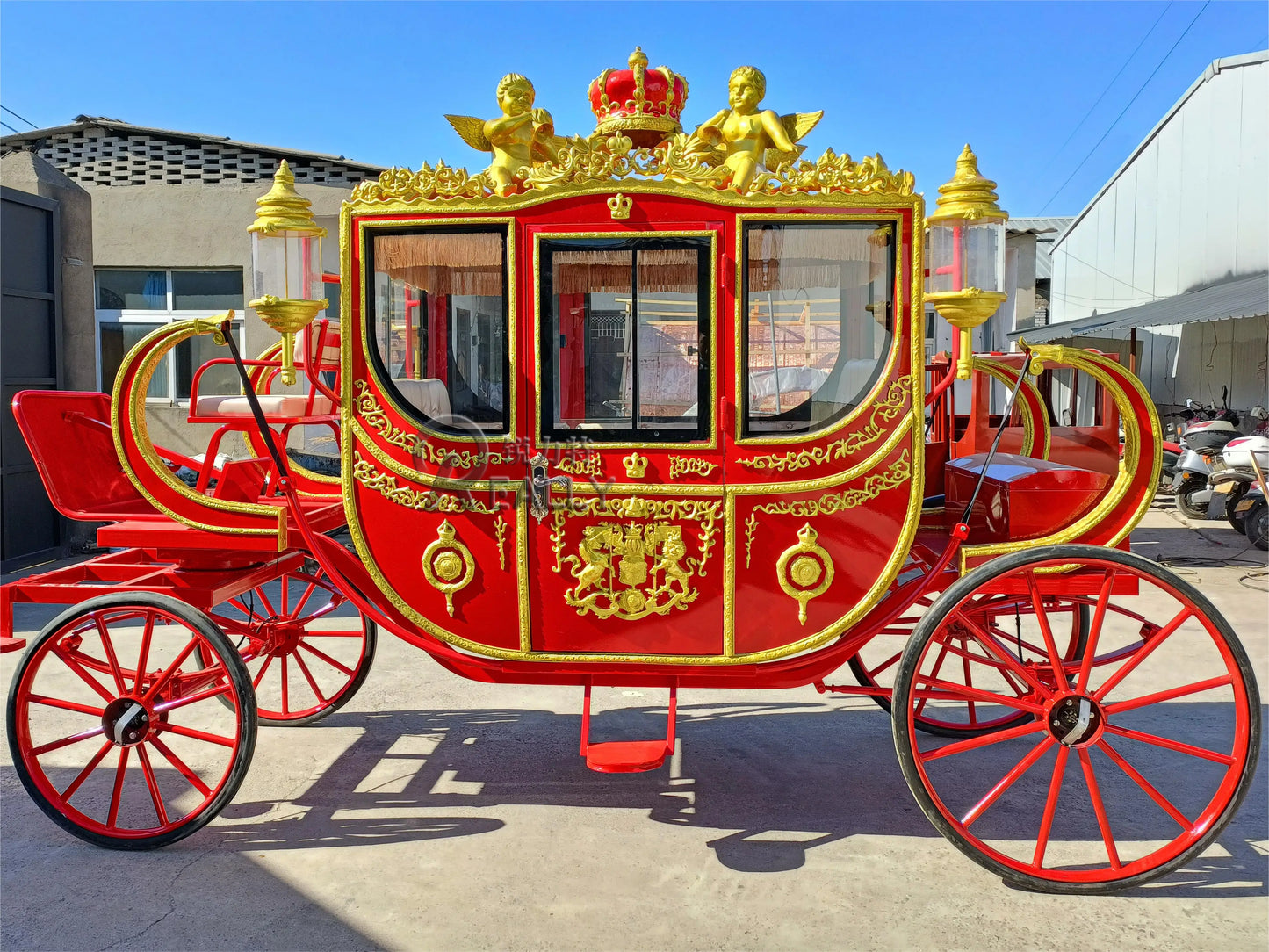 Carruaje eléctrico tirado por caballos para bodas de 2024, escultura real de color dorado, carruajes populares a la venta