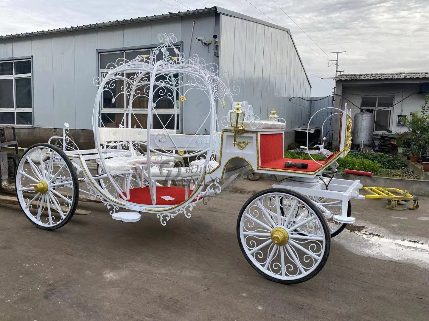 Productos para paseos en parques de atracciones Carruajes de caballos eléctricos en forma de calabaza Carruajes de boda de princesas reales europeas blancas a la venta