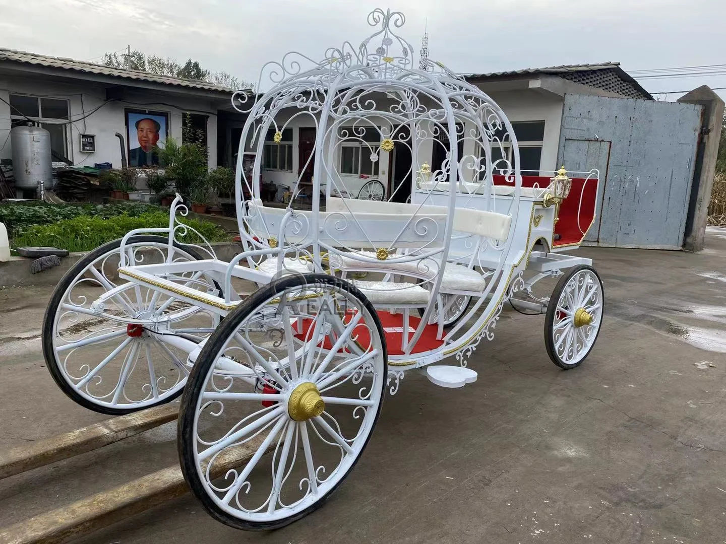 Productos para paseos en parques de atracciones Carruajes de caballos eléctricos en forma de calabaza Carruajes de boda de princesas reales europeas blancas a la venta