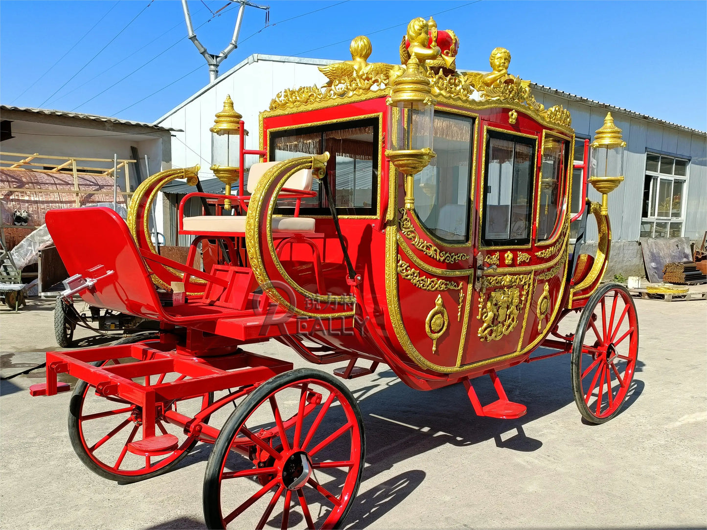 Carruaje eléctrico tirado por caballos para bodas de 2024, escultura real de color dorado, carruajes populares a la venta