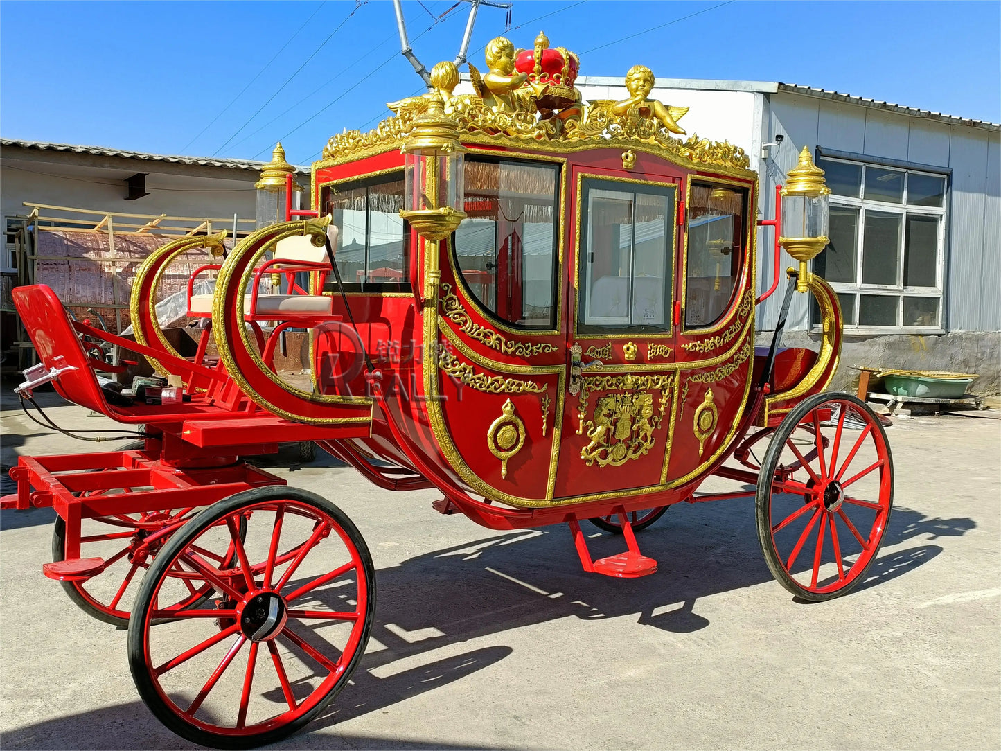 Carruaje eléctrico tirado por caballos para bodas de 2024, escultura real de color dorado, carruajes populares a la venta