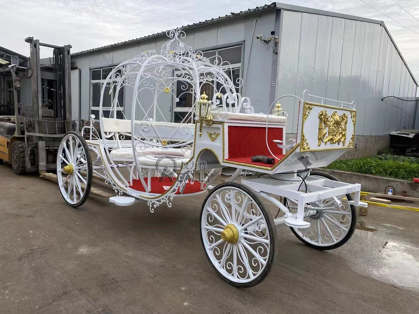 Productos para paseos en parques de atracciones Carruajes de caballos eléctricos en forma de calabaza Carruajes de boda de princesas reales europeas blancas a la venta