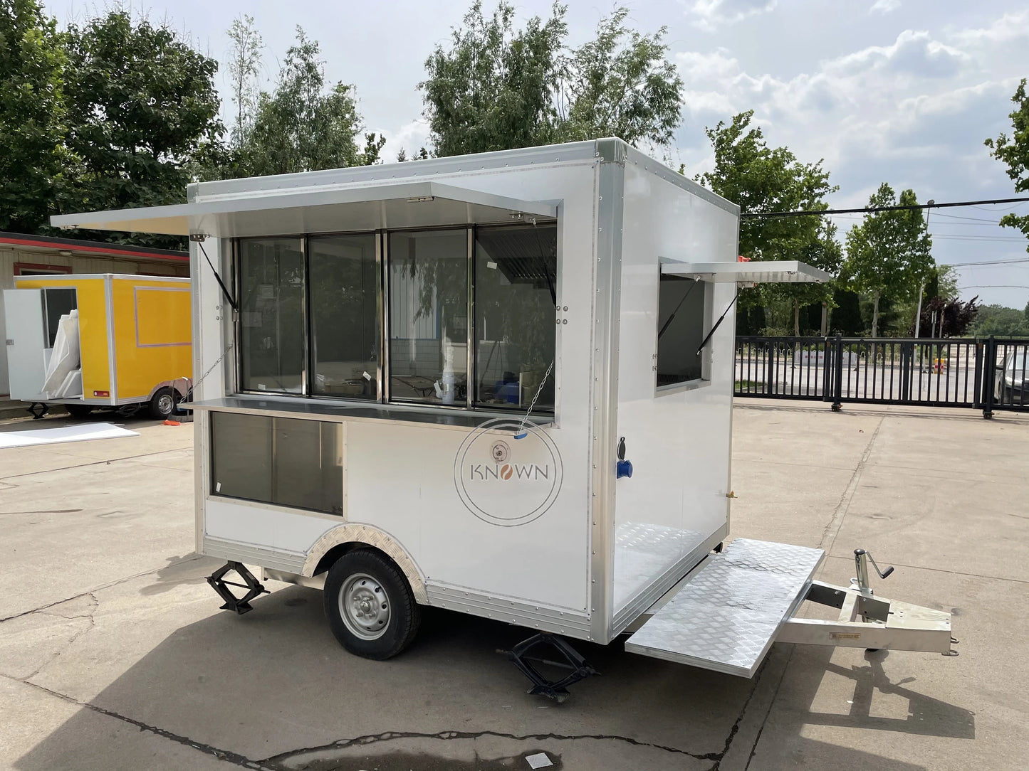 El carrito de comida móvil más vendido para café, barbacoa, perritos calientes, camión de comida con ahumador, remolque de comida pequeño remolcable a la venta